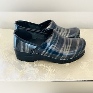 NWOB Dansko Women’s Black Blue Leather Slipon Mules Chunky Heel Clogs Sz 37 EU
